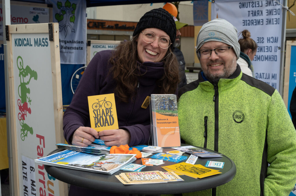 Lisa Straub und Norbert Hornauer am Stehtisch mit Flyern auf dem Info-Stand